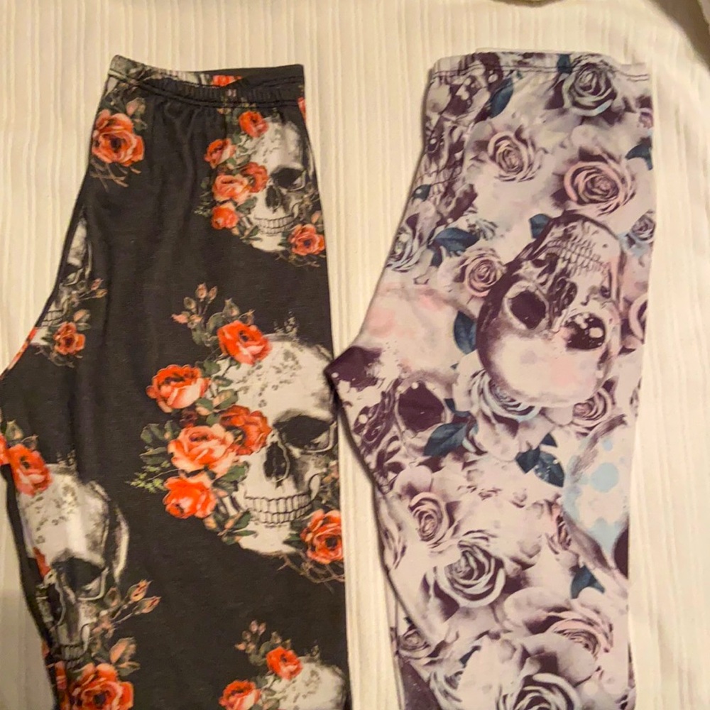 2 pair of grey and skull leggings